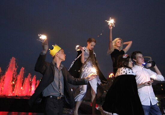 Moscow school graduates celebrate at Poklonnaya Hill