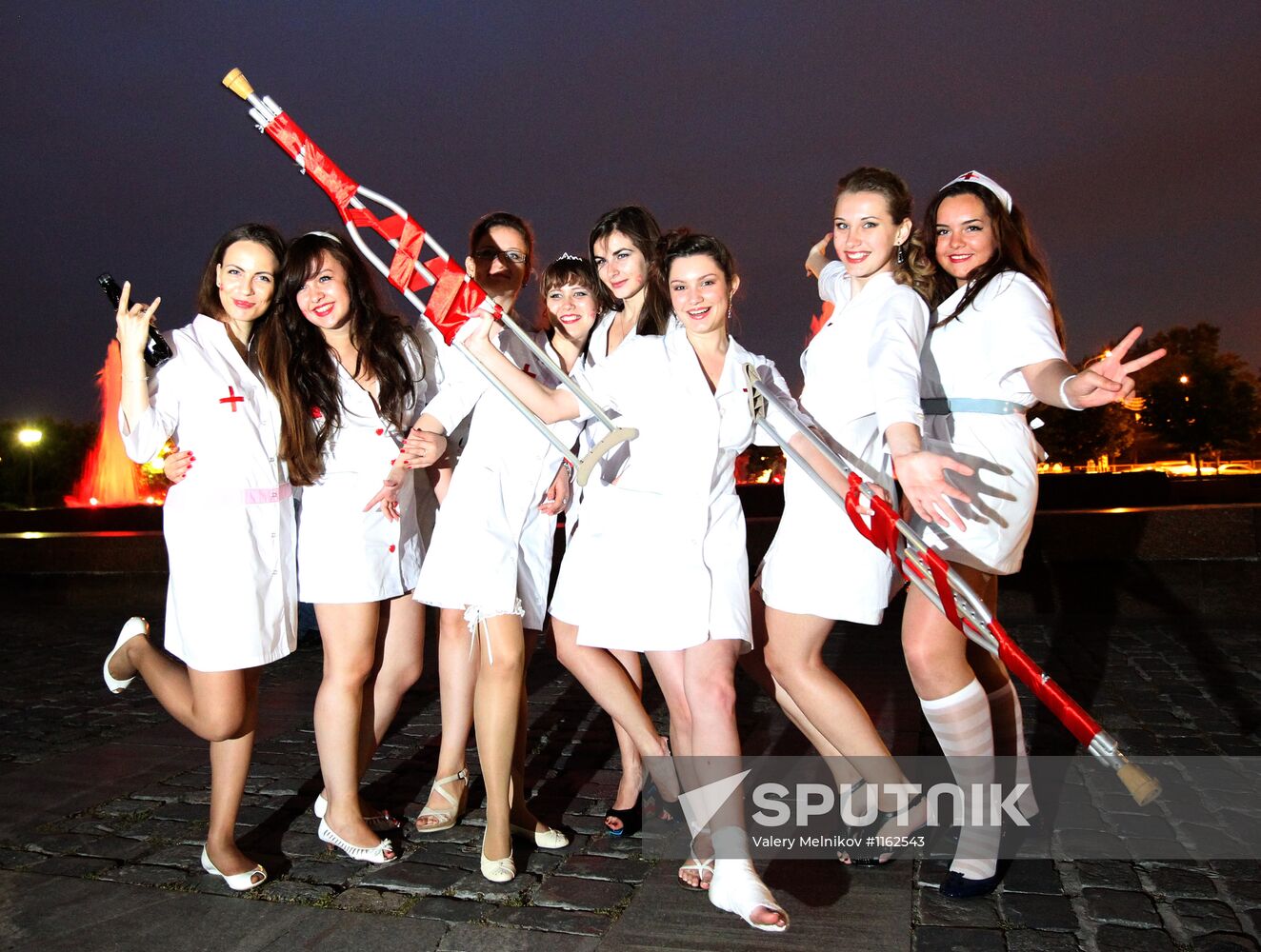 School graduates celebrate at Poklonnaya Hill