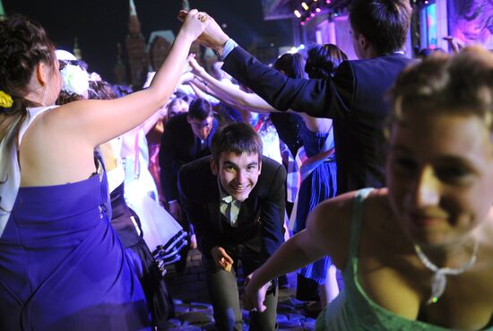 Moscow school graduates take part in final bell celebrations