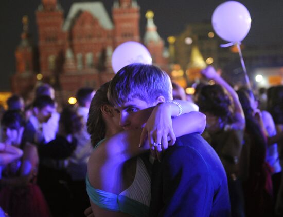 Moscow school graduates take part in final bell celebrations