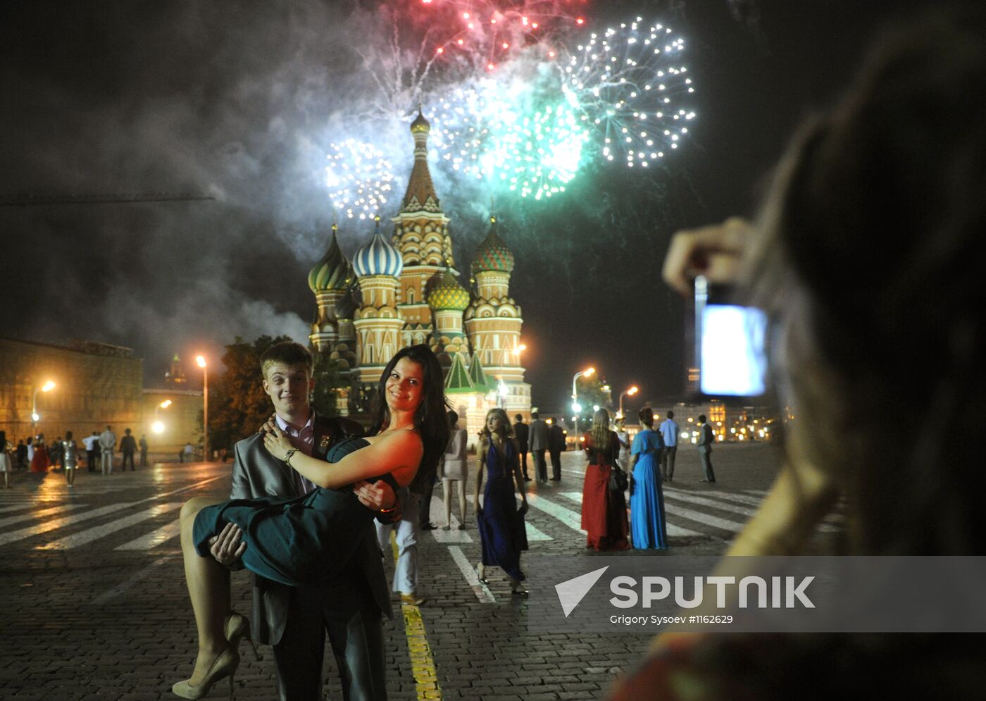 Moscow school graduates take part in final bell celebrations