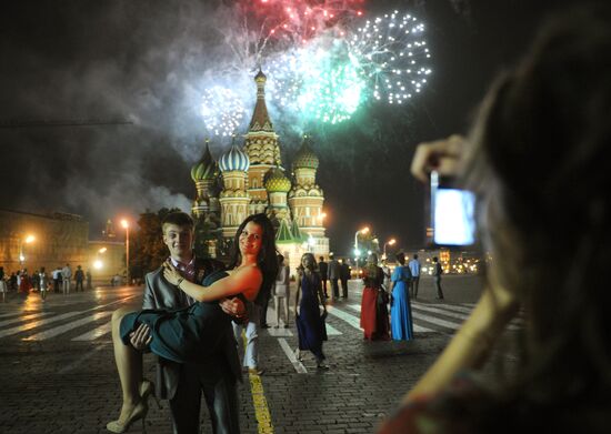 Moscow school graduates take part in final bell celebrations
