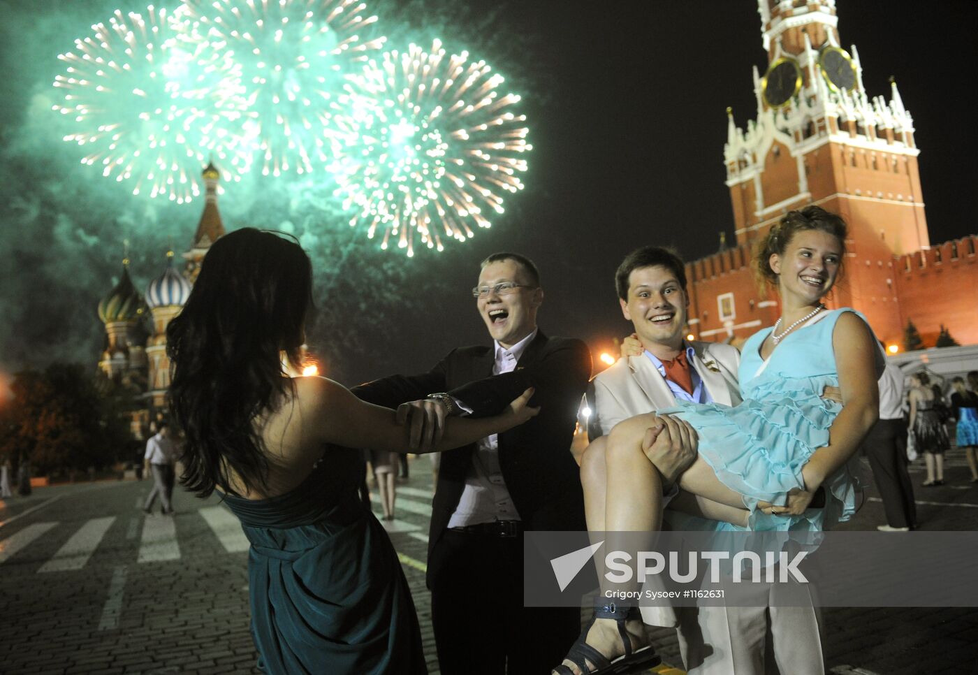Moscow school graduates take part in final bell celebrations