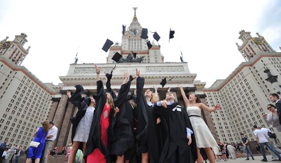 Presentation of diplomas to graduates with honors at MSU