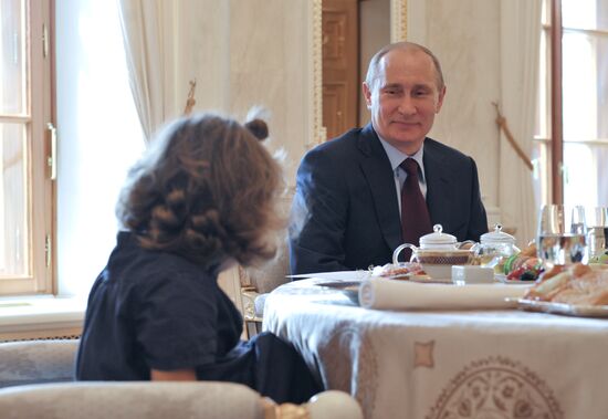Vladimir Putin meets with girl who was given heart transplant