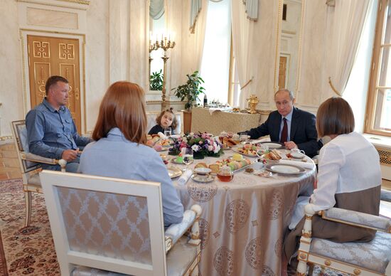 Vladimir Putin meets with girl who was given heart transplant