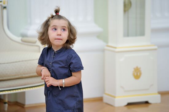 Vladimir Putin meets with girl who was given heart transplant
