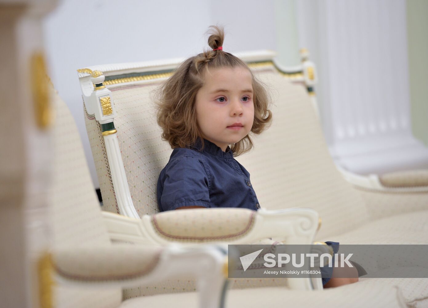 Vladimir Putin meets with girl who was given heart transplant