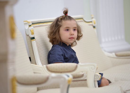 Vladimir Putin meets with girl who was given heart transplant
