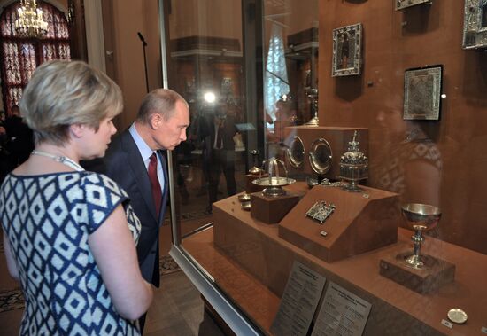 Vladimir Putin visits Moscow Kremlin museum reserve