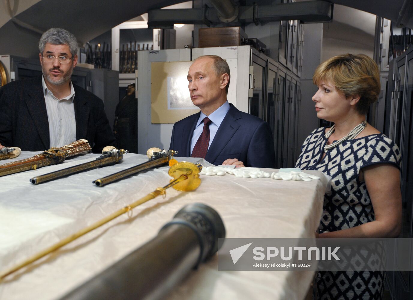 Vladimir Putin visits Moscow Kremlin museum reserve