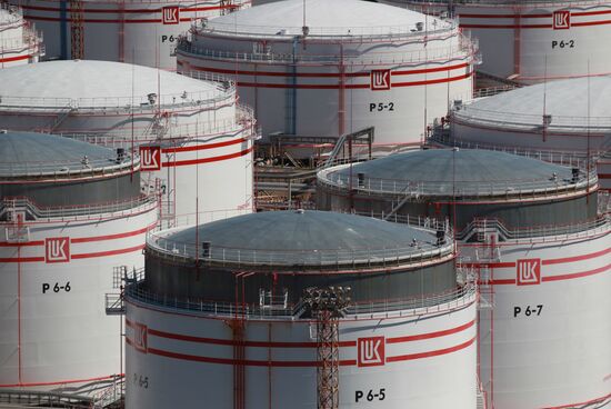 Work of Vysotsk-Lukoil-II distribution and transshipment complex