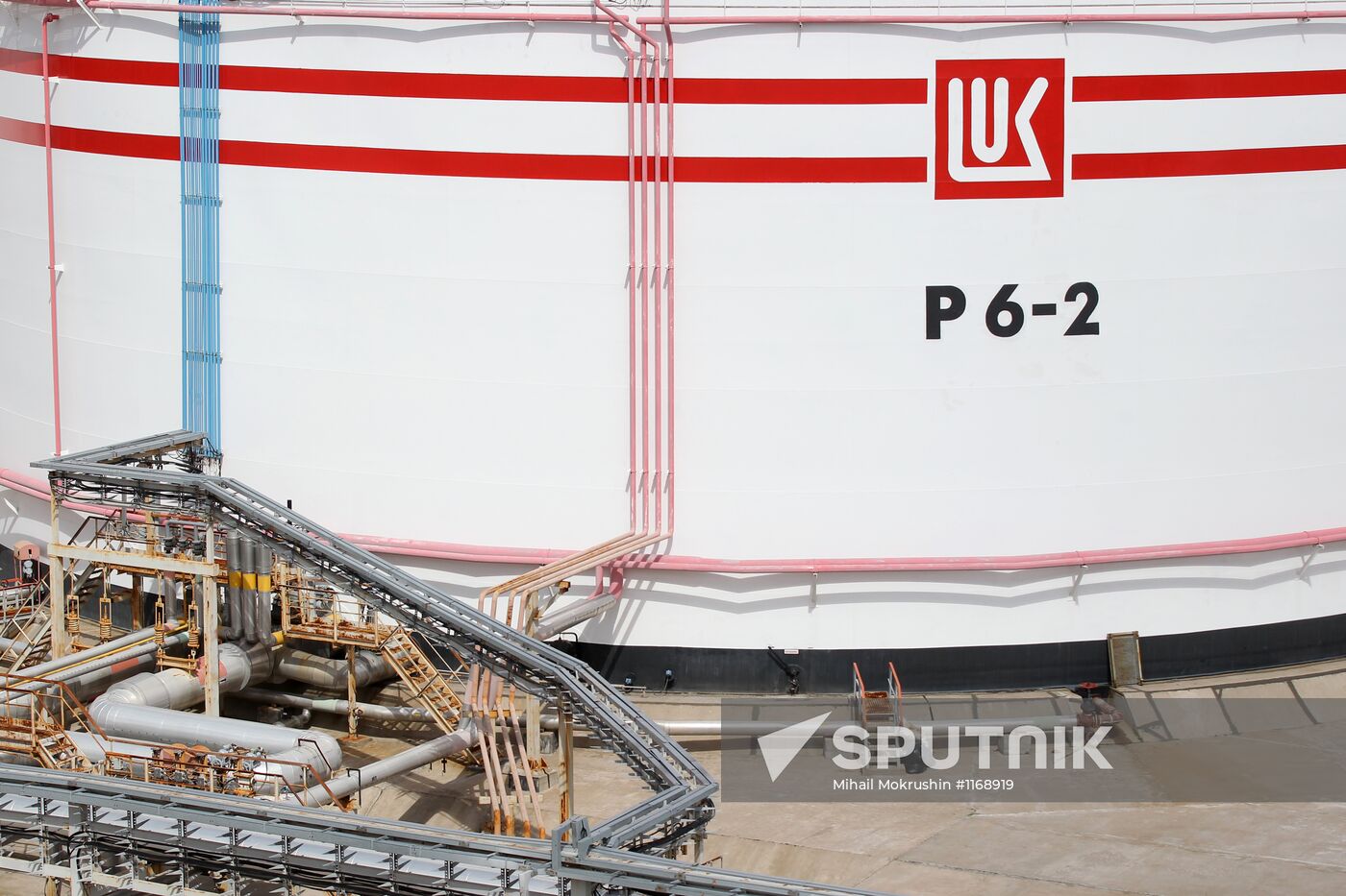 Work of Vysotsk-Lukoil-II distribution and transshipment complex