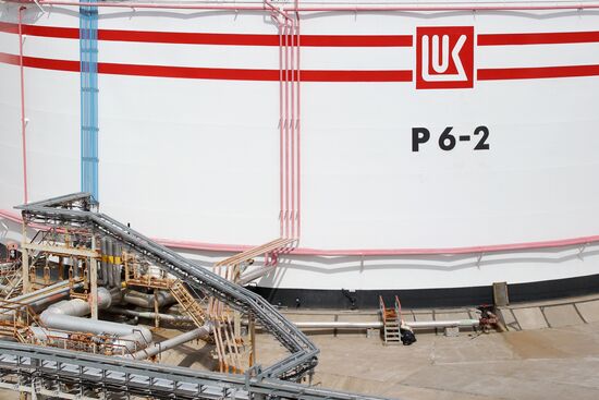 Work of Vysotsk-Lukoil-II distribution and transshipment complex