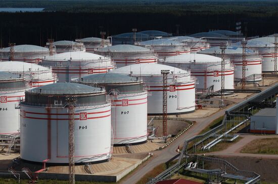 Work of Vysotsk-Lukoil-II distribution and transshipment complex
