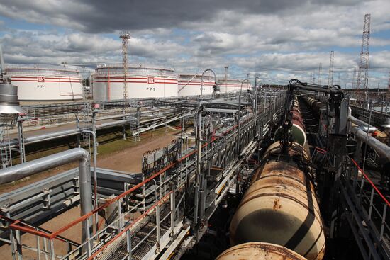 Work of Vysotsk-Lukoil-II distribution and transshipment complex