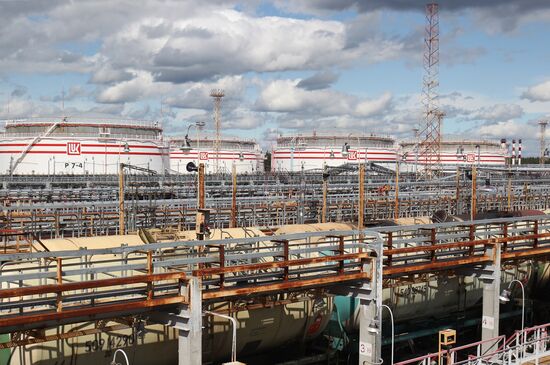 Work of Vysotsk-Lukoil-II distribution and transshipment complex