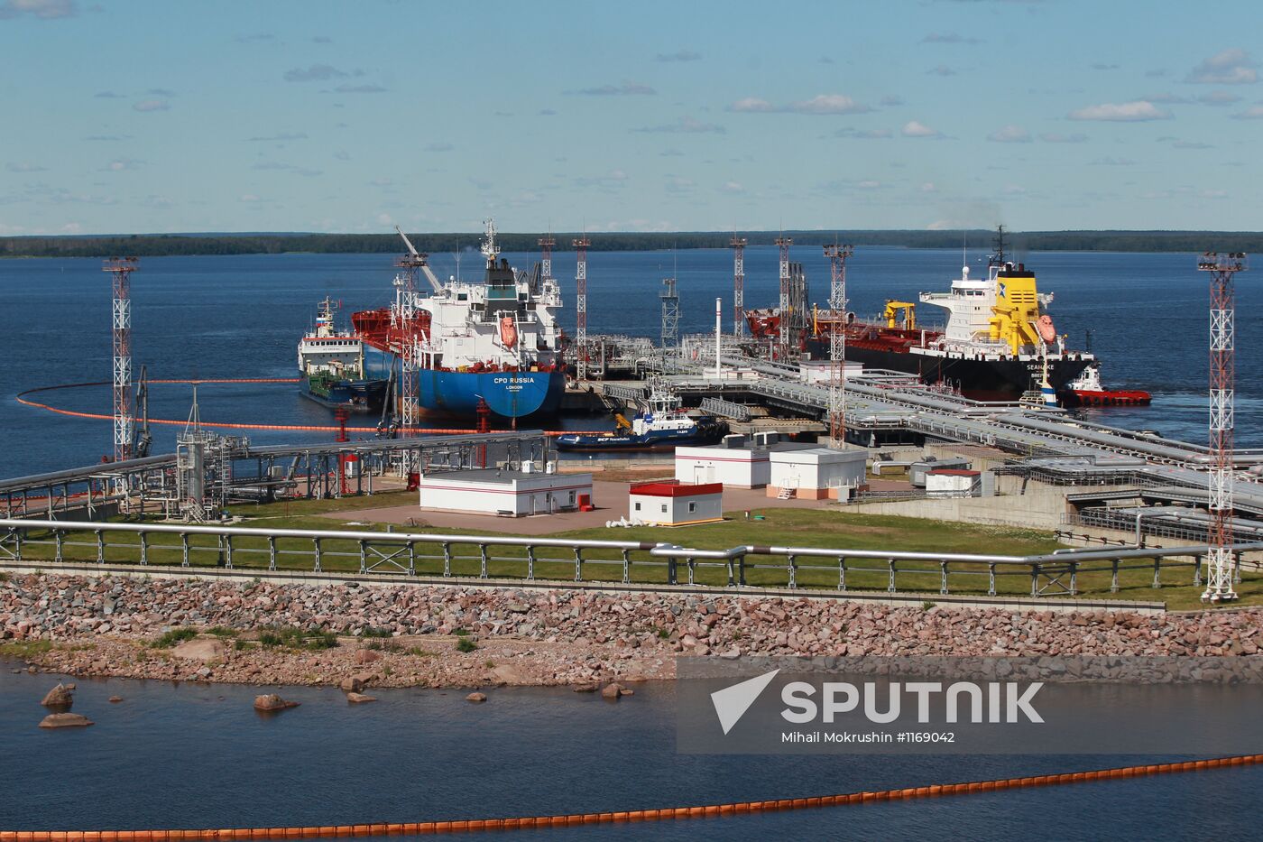 Work of Vysotsk-Lukoil-II distribution and transshipment complex