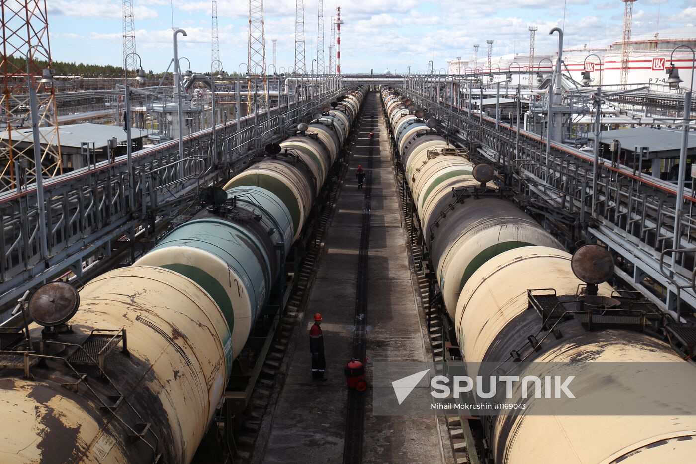 Work of Vysotsk-Lukoil-II distribution and transshipment complex