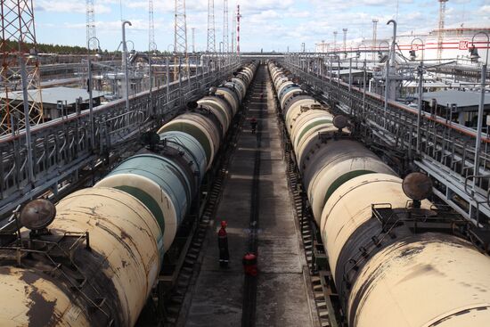 Work of Vysotsk-Lukoil-II distribution and transshipment complex
