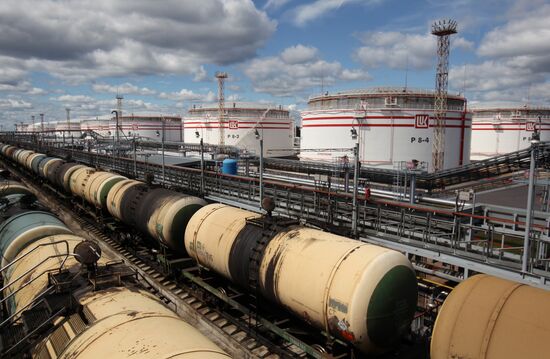 Work of Vysotsk-Lukoil-II distribution and transshipment complex