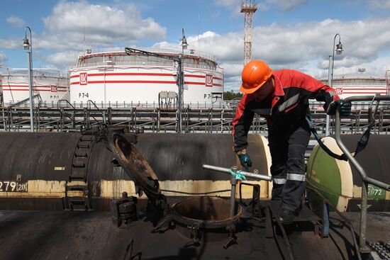 Work of Vysotsk-Lukoil-II distribution and transshipment complex