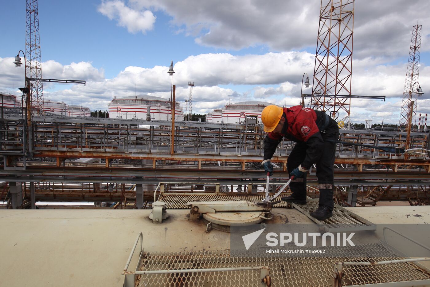 Work of Vysotsk-Lukoil-II distribution and transshipment complex