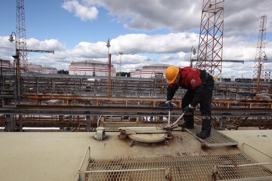 Work of Vysotsk-Lukoil-II distribution and transshipment complex