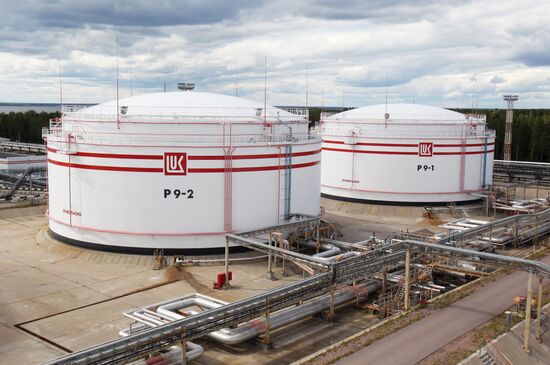 Work of Vysotsk-Lukoil-II distribution and transshipment complex
