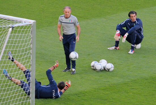 UEFA Euro 2012. Italy, Spain teams hold training