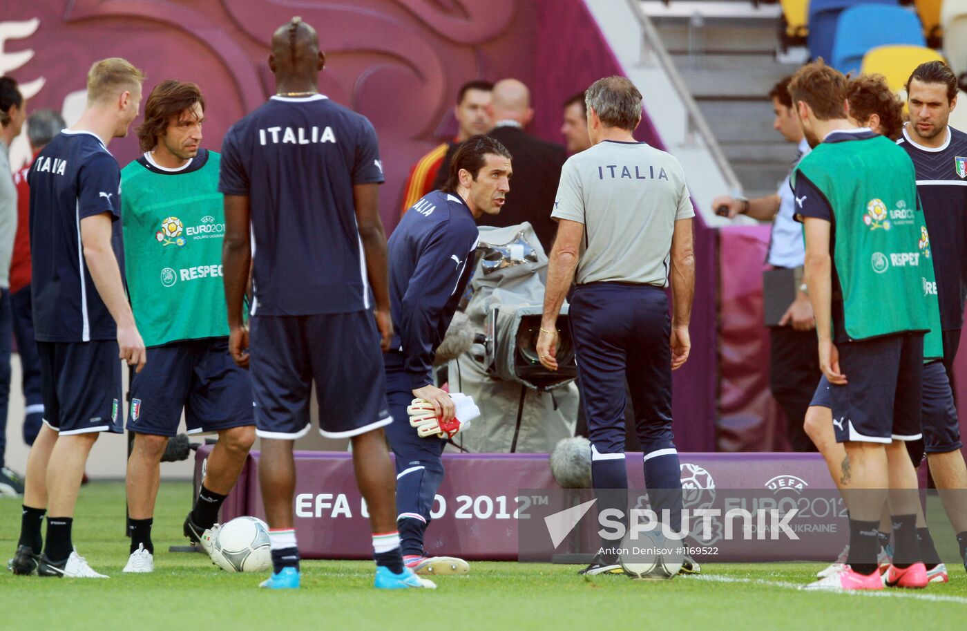 UEFA Euro 2012. Training of Italian and German teams