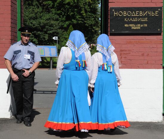 Monument to Lyudmila Zykina unveiled at Novodevichy Cemetery