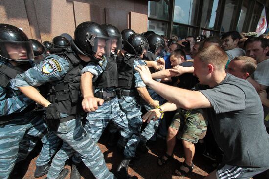 Protest rally against law on language policy held in Kiev