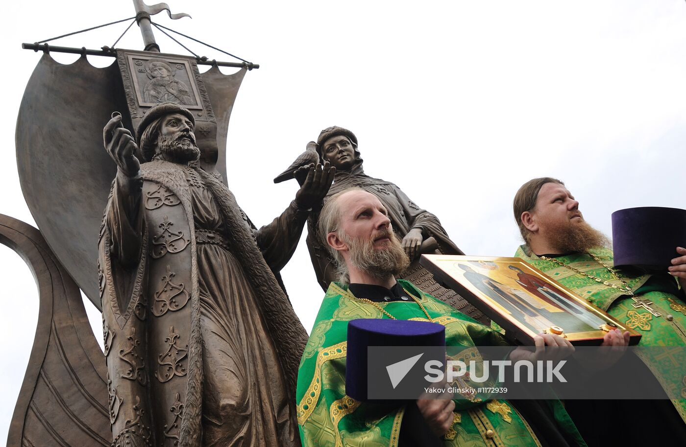 Monument to Pyotr and Fevronia unveiled in Yekaterinburg