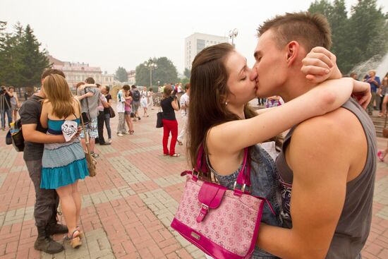 Flash mob on World Kiss Day