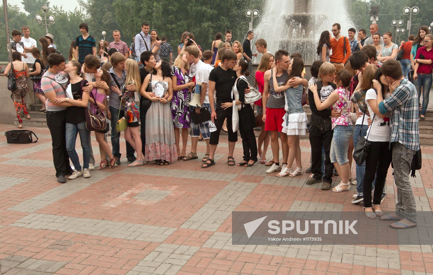 Flash mob on World Kiss Day