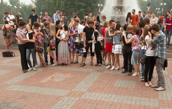 Flash mob on World Kiss Day