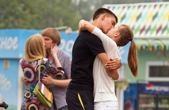 Flash mob on World Kiss Day