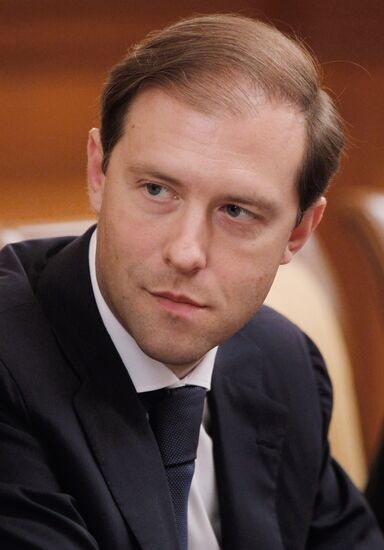D.Medvedev chairs government meeting