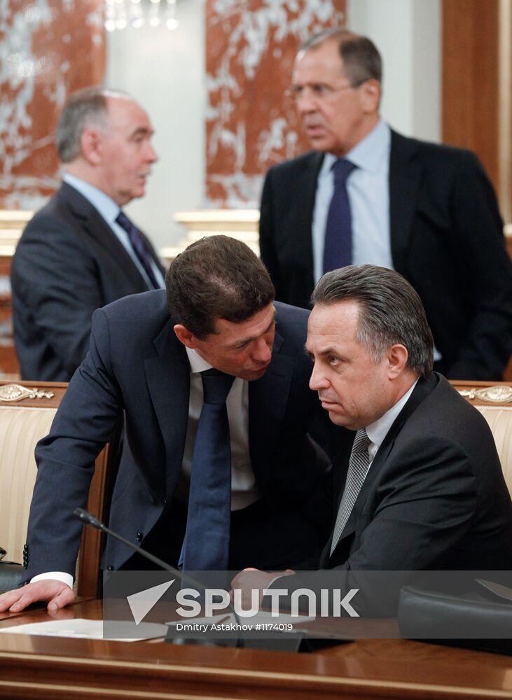 D.Medvedev chairs government meeting