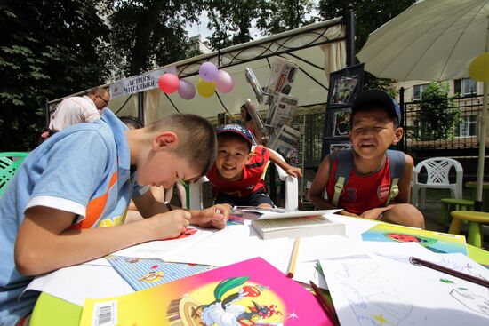 Summer reading area opens in Bauman Garden in Moscow