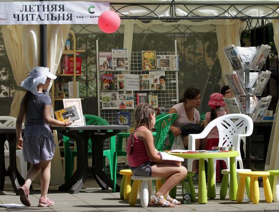 Summer reading in the reading aropens in Bauman Garden in Moscow
