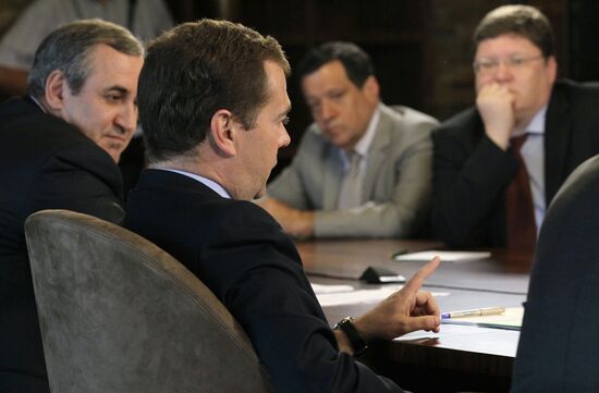 Dmitry Medvedev meets with United Russia party leaders