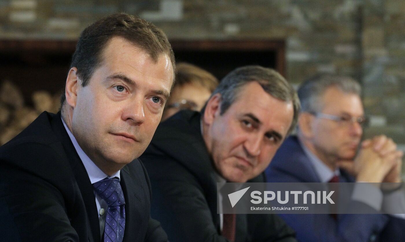 Dmitry Medvedev meets with United Russia party leaders