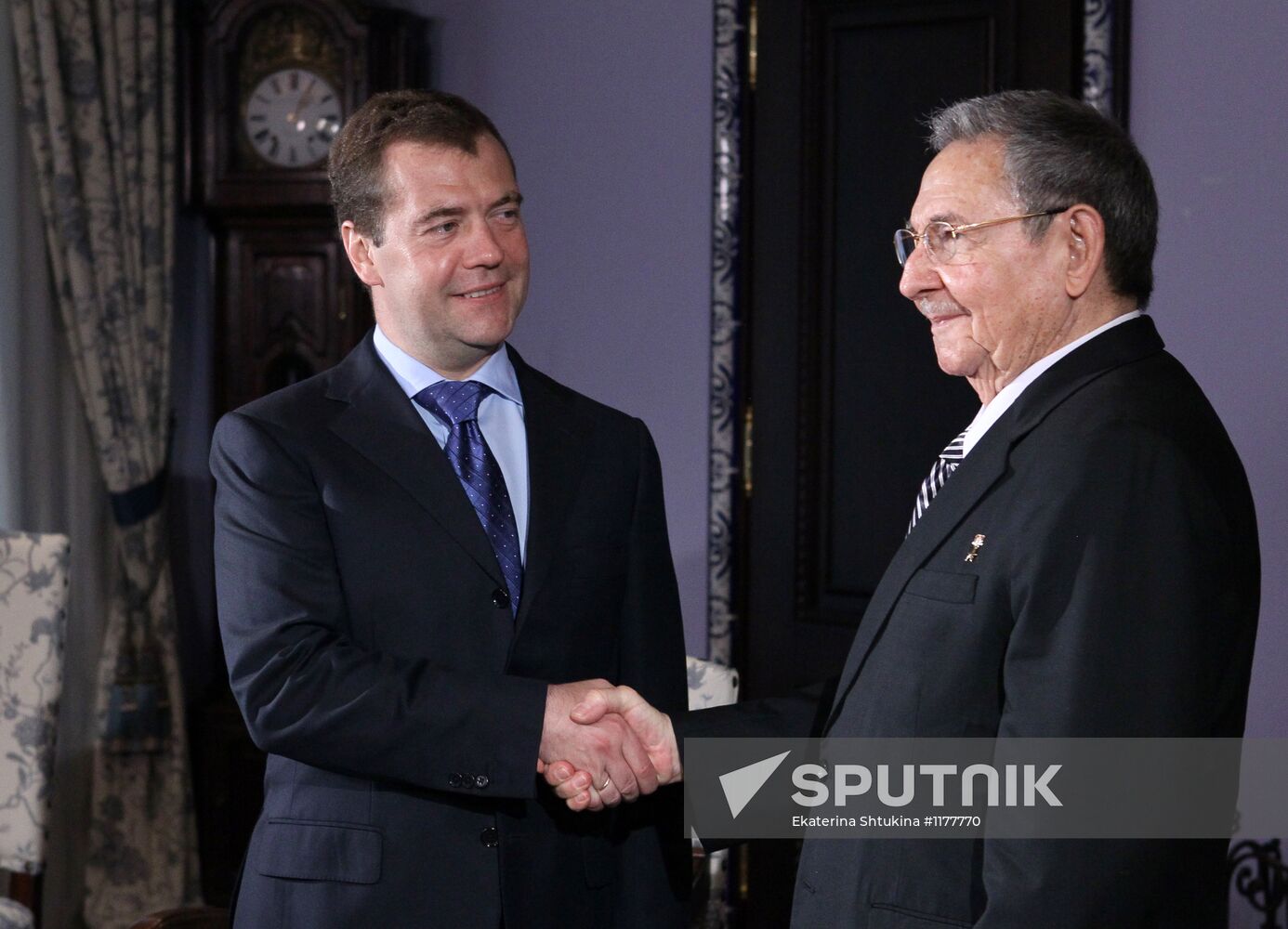Dmitry Medvedev meets with Raul Castro