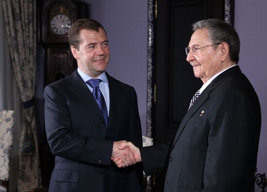Dmitry Medvedev meets with Raul Castro