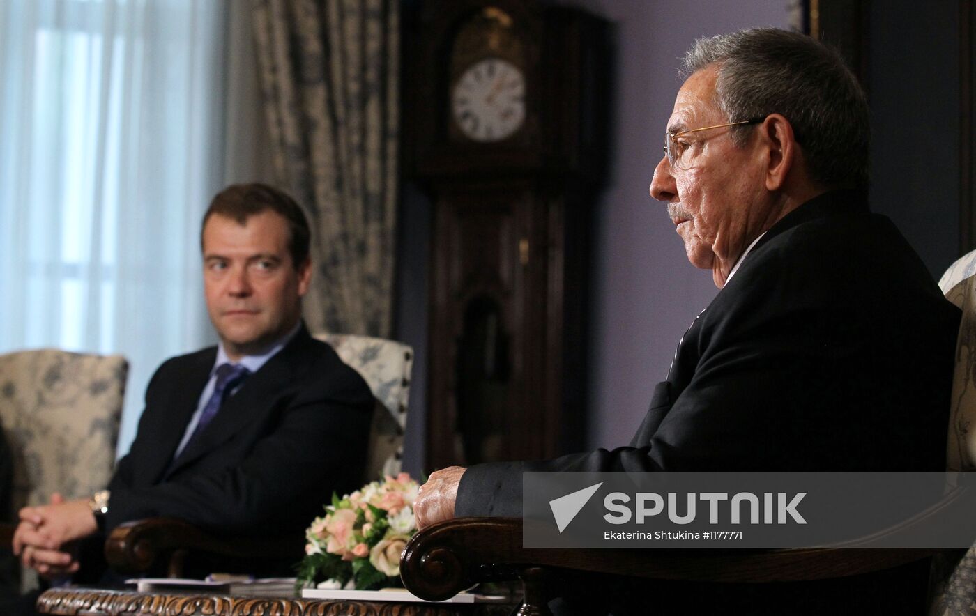 Dmitry Medvedev meets with Raul Castro
