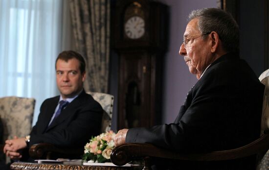 Dmitry Medvedev meets with Raul Castro