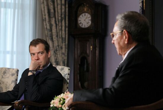 Dmitry Medvedev meets with Raul Castro
