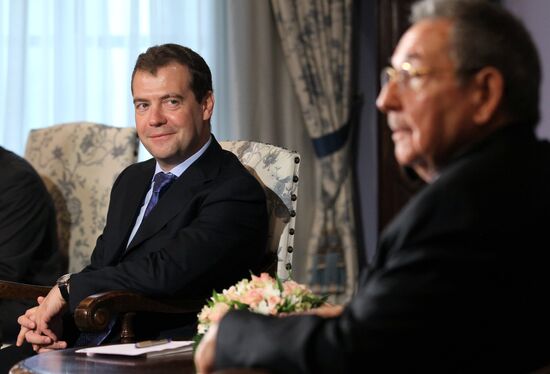 Dmitry Medvedev meets with Raul Castro